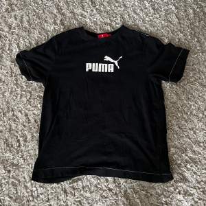 T-shirt av märket Puma. Stl 164. Är i nyskick. 