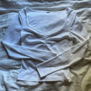 Vit långärmad topp - Supersöt vit långärmad tunn topp med spets💗Den är i storlek XS, det är bara att fråga om mått om ni vill ha det☺️