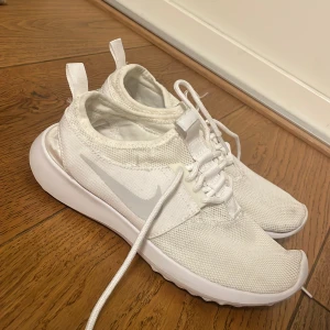 Vita Nike sneakers - Säljer ett par vita Nike sneakers i nyskick. De har en stilren design med snörning och en bekväm passform. Perfekta för både träning och vardagsbruk. Sulan är i bra skick och de är väldigt lätta att matcha med olika outfits.