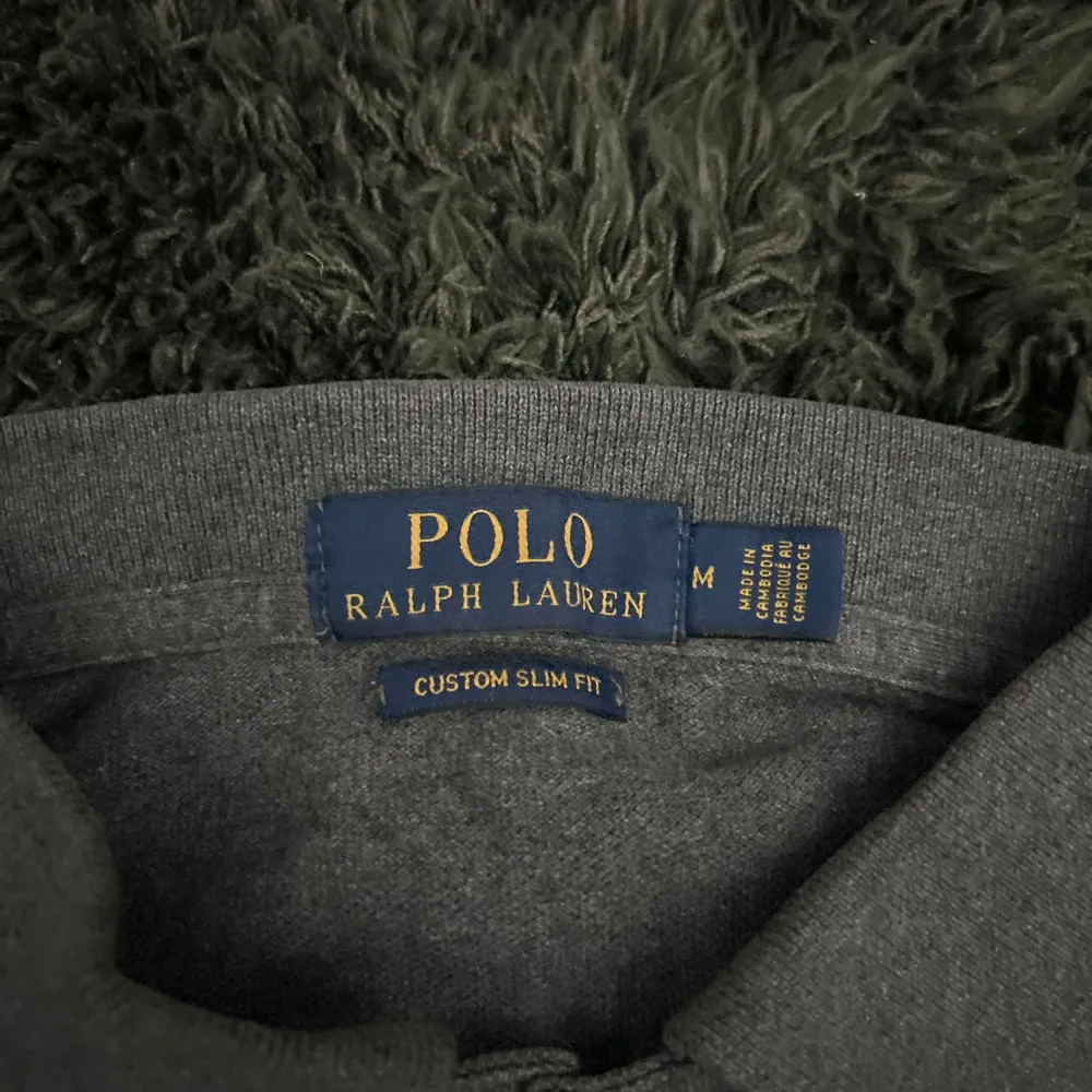 Säljer ett par mörkblå slim fit jeans från Tommy Hilfiger. De har en snygg tvätt och klassisk femficksdesign. Perfekta för både vardag och fest! 🕺Samt en Polo Ralph Lauren Polo i Storlek S/M pga Slimfit modellen. Båda plagg är i fint skick! Hör av er för frågor. Jeans & Byxor.