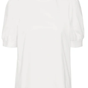 T-shirt med puffärm - Säljer denna fina t-shortsen med puffärmar ifrån vero Moda💗