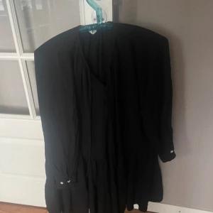 Klänning - Klänning från H&M i stl XS men passar mig med M använd nån gång den är overzied