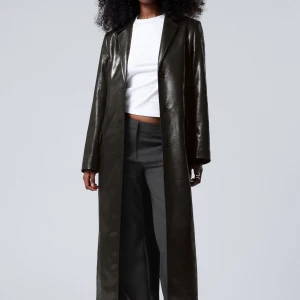 Läderkappa från Weekday  - Säljer min kappa i fuskläder från Weekday storlek 38. Köpt för 1300kr och endast använd ett par gånger.