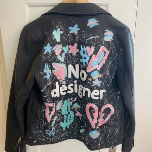 Skinnjacka - Snygg skinnjacka med tryck på ryggen, de håller i regn☔️😍