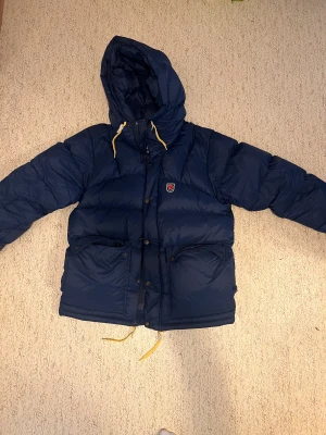 Fjällräven jacka - Säljer nu min fjällräven jacka som jag köpte helt ny i januari, använt den i 4 månader och de finns inga skador på den, ser ut som helt ny.