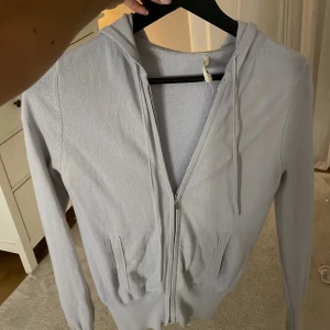 Soft goat zip - 100 % Kashmir, såå snygg! Lappen går att sy fast! Denna färg finns inte kvar längre på hemsidan! Nypris 2695! 