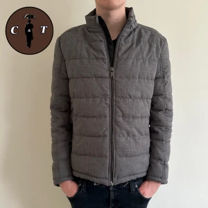 Herno liknande jacka - Henri liknade jacka från Zara Man | Skick 8/10 | Nypris 1200kr, vårat pris endast 699 | Storlek M | Svarar gärna på era frågor och funderingar!