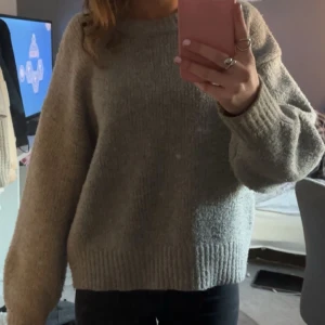 Grå stickad tröja från BikBok - Säljer en grå stickad tröja från bikbok! Köpt för 399 och är i bra skick. 