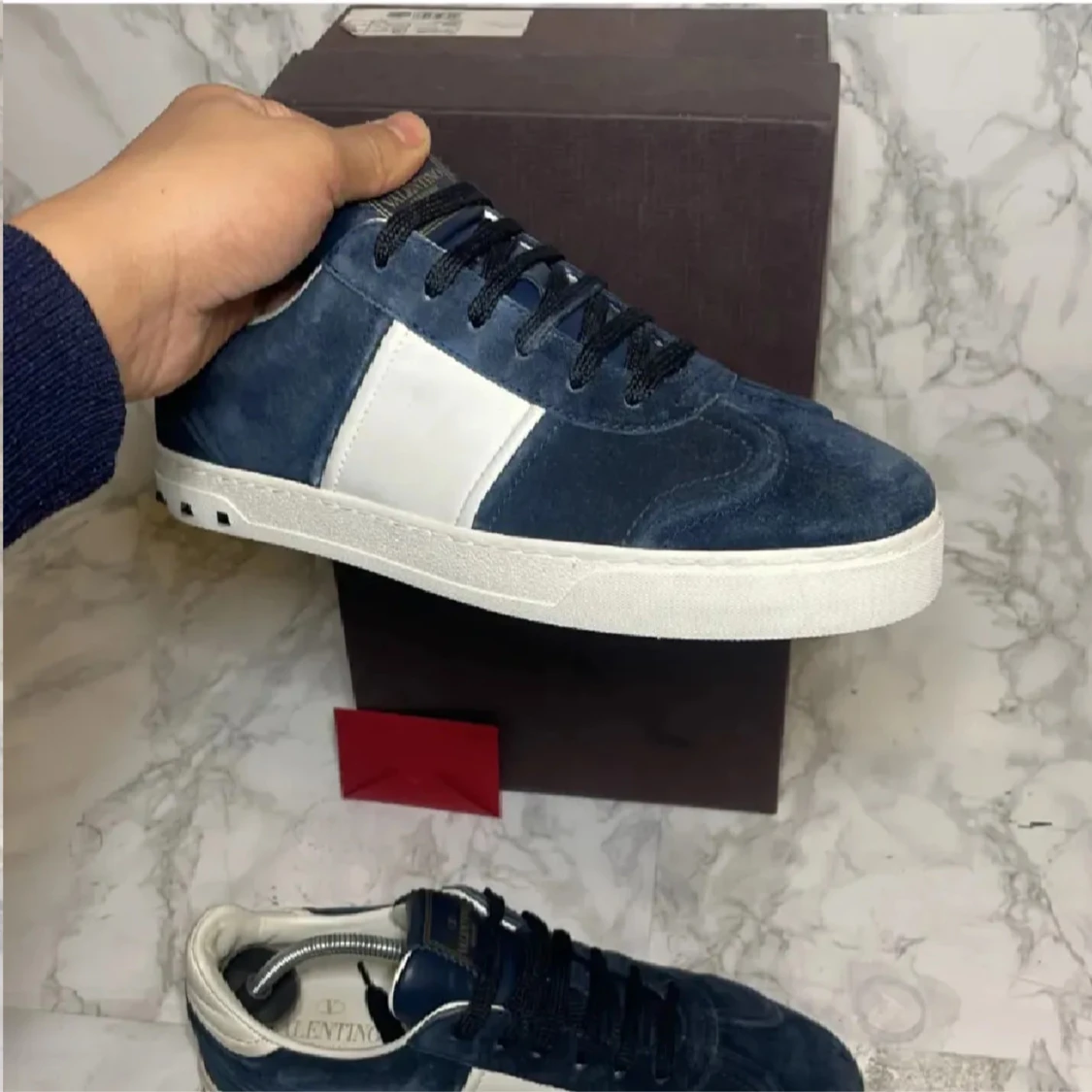 Blå och vita sneakers från Valentino - 1