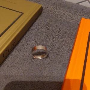 Silver Ring - Elegant och stilren ring i silverfärg. Helt ny. 7/6 mm bred 