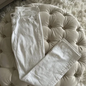 Lågmidjade vita jeans från Guess - Snygga vita jeans från Guess använt några gånger bara o jeansen är jättesköna. Dem är i storlek 36 har klippt av storlekslappen för den va i vägen😊säljer då d va lite fö stora fö mig