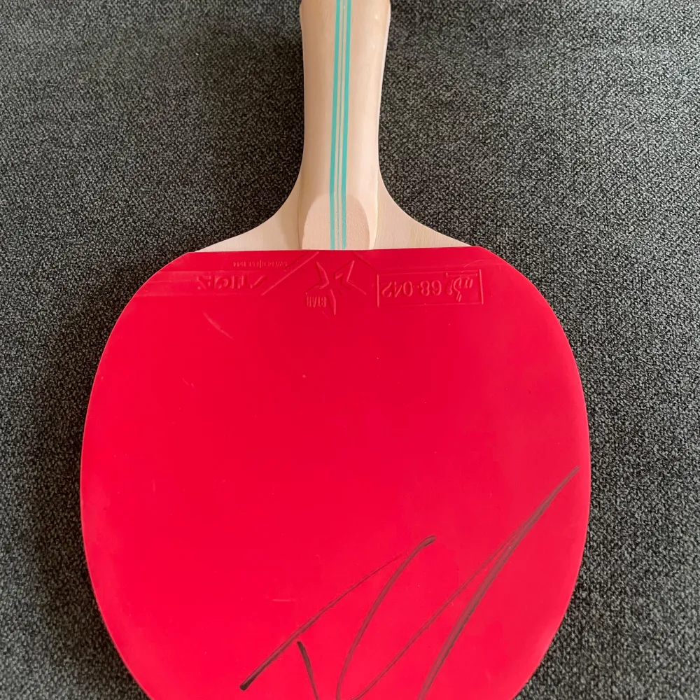 Igår på Pingis SM lyckades jag få Truls autograf och säljer nu det. Truls är Sveriges bästa pingisspelare och tog 2st silvermedaljer på OS i sommras. Just nu är han rankad top 10 i världen. Detta racket har aldrig använts. Rolig samlarvara att ha för dig som gillar sport.🏓kontakta vid funderingar. Pris kan diskuteras.. Muu.