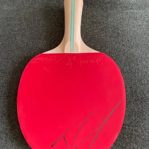 Pingisracket signerat av Truls Möregårdh - Igår på Pingis SM lyckades jag få Truls autograf och säljer nu det. Truls är Sveriges bästa pingisspelare och tog 2st silvermedaljer på OS i sommras. Just nu är han rankad top 10 i världen. Detta racket har aldrig använts. Rolig samlarvara att ha för dig som gillar sport.🏓kontakta vid funderingar. Pris kan diskuteras.