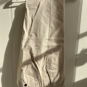 Oanvända John Henric Chinos kräm vita - Helt oanvända John Henric chinos kräm vita. Bild nummer 1 speglar inte riktigt färgen (tror det beror på ljuset se därav bild nummer två. Säljer 8 par chinos och linnebyxor i samma storlek och olika färger så vänligen se min sida för fler färger, vid köp av flera fixar jag en fin deal! De är förhållandevis små i storleken. w36 är ungiefär 34 i vanliga storlekar.