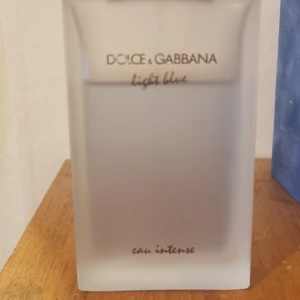 Dolce & Gabbana Light Blue Intense Eau de Parfum - Säljer en flaska av Dolce & Gabbana Light Blue Eau de Parfum. Den är 100 ml från början, v.g se återstående mängd