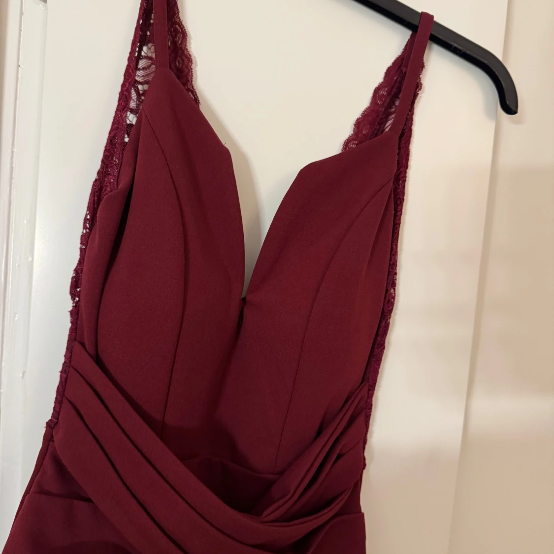 Vinröd balklänning med spetsdetaljer - 2