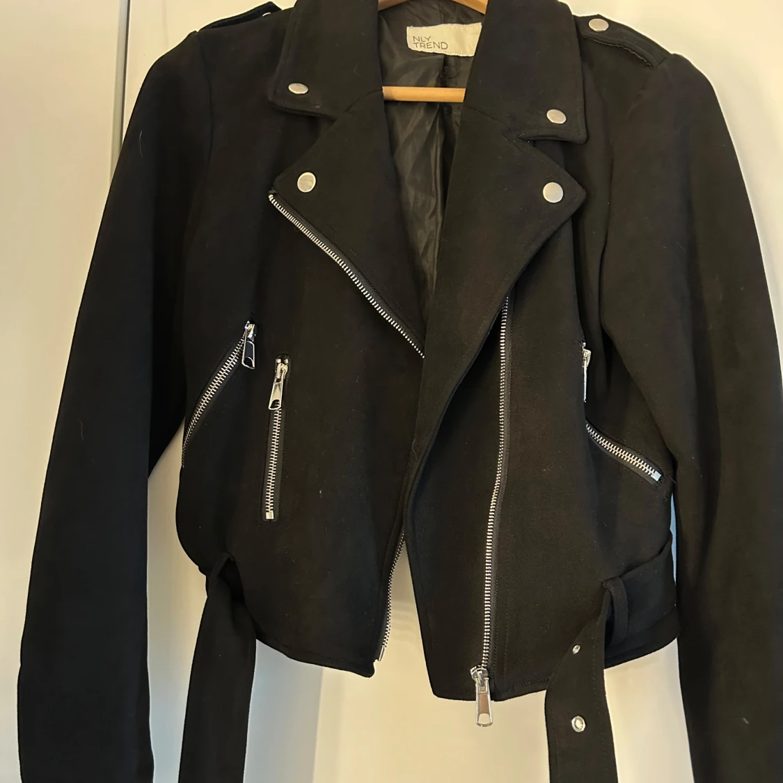 Svart bikerjacka från NLY Trend