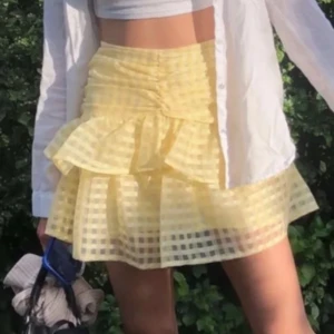 volangkjol - Söt gul kortkjol med volanger! Perfekt till sommaren (första bilden är lånad)