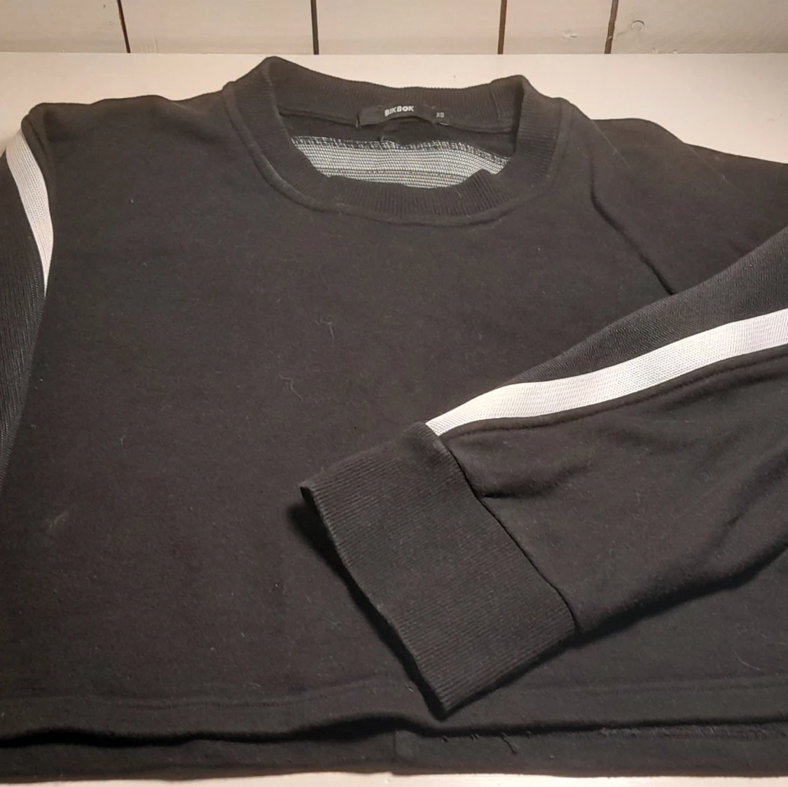 Svart tröja med vita ränder från BikBok - 1