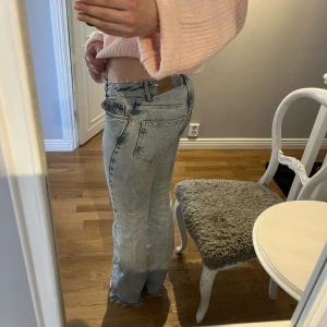 Blå bootcut jeans - Snygga blå bootcut jeans med en klassisk look. Perfekta för en avslappnad stil. De har en bekväm passform och är ett måste i garderoben. Väldigt långa i benen.