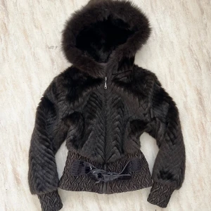 Vintage jacka  - Brun fluffig jacka tightare i midjan, passar som en M tycker jag. OBS materialet inuti i jackan smular så man måste ta bort det för att bära jackan då de lossnar mycket 