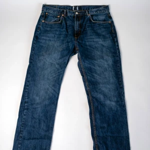 Blå jeansbyxor - Blåa second hand-jeans Säljer ett par snygga blåa jeans i bra skick. Perfekt för dig som vill ha en tidlös och lättmatchad byxa! Byxorna är second hand som vi har fräschat upp och säljer för ett billigare pris!                                                                     📏 Storlek: W38, L34. 📌 Skick: Bra skick    💡 Passform: Baggy och straight leg