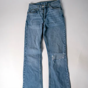 Blå jeans med slitningar - Blåa flared second hand-jeans Säljer ett par snygga ljusblåa jeans i bra skick. Perfekt för dig som vill ha en tidlös och lättmatchad byxa! Lågmidjade, utsvängda byxor, med slitningar. Byxorna är second hand som vi har fräschat upp och säljer för ett billigare pris! 📏 Storlek: 32 📌 Skick: Bra skick 💡 Passform: Utsvängda/flare