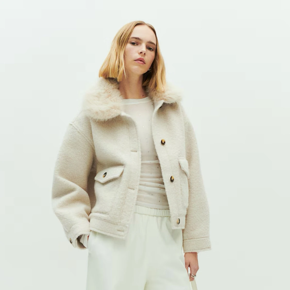 Beige jacka med fuskpäls - 1