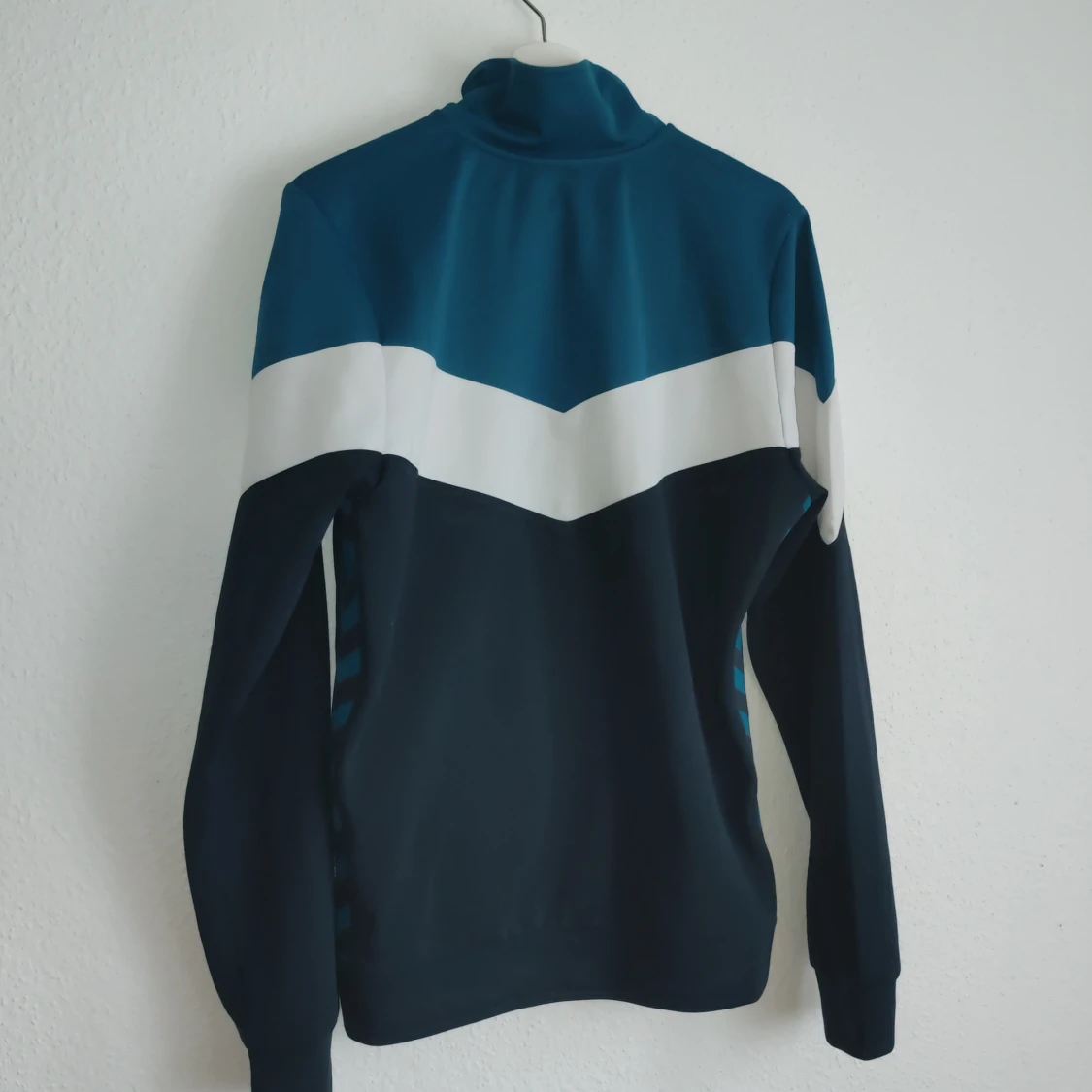 Blå och vit träningsjacka från Hummel - 1