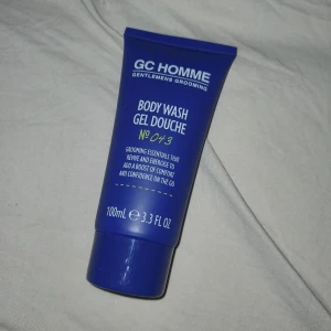 Body Wash - Säljer en blå tub med Body Wash från GC Homme, Gentlemen's Grooming. Innehåller 100 ml och är perfekt för att ge en fräsch känsla och komfort på språng. Nummer 043. Helt ny!
