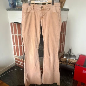 Lågmidjade manchesterbyxor  - Säljer mina jättefina unika manchesterbyxor från märket fornarnia! De är lågmidjade och bootcut och har ascoola fickor☺️Midjemåttet är 39 cm och innerbenslängden är 79 cm! 💐