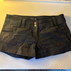 Svarta low waist shorts från Only - Snygga svarta låg midjade shorts från Only. Jag har använt dem ett få tal gånger men köptes begagnat så vet inte mer än så, bedömer dem ändå bara i bra skick! 