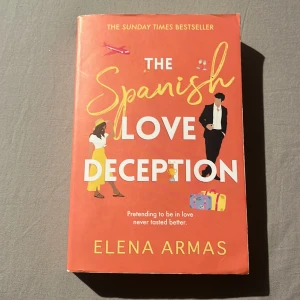 The Spanish Love Deception - Boken 'The Spanish Love Deception' av Elena Armas är en romantisk komedi om en kvinna som behöver en dejt till sin systers bröllop i Spanien. Med en mix av humor och kärlek, är detta en perfekt läsning för de som älskar enemies-to-lovers berättelser.