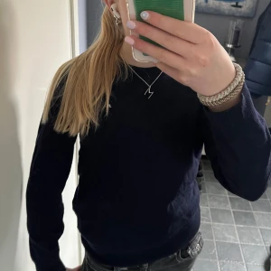 Marinblå tröja - Säljer en marinblå tröja från J.Lindberg. Skicket är superbra och tröjan är egentligen i storlek M krympte i tvätten därför sitter den som en XS. Köpt för cirka 1300 men säljer för 400! Tveka inte att skriva om ni undrar över något!