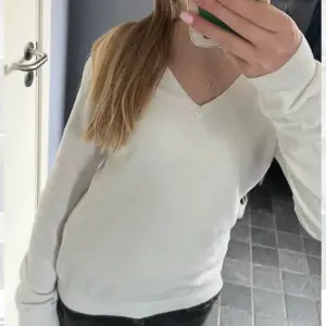 Säljer en vit basic tröja som är v-ringad, i storlek M men sitter som s-xs då den passar mig som vanligtvis har xs. Är i nyskick. Tveka inte att skriva om ni har några frågor!
