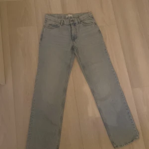 Ljusblå jeans från Gina tricot (perfect jeans) - Säljer ett par ljusblå jeans från Perfect Jeans. De har en klassisk femficksdesign och raka ben. Perfekta för en avslappnad stil. Passar till det mesta och är ett måste i garderoben!