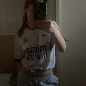 Real madrid fotbollströja - storlek M, passar till S som oversized. Ej äkta!❣️Unisex modell