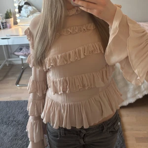 Gammalrosa volang blus - Säljer en jätte fin volang blus! Jättefin till många olika tillfällen! Har använts väldigt fåtal gånger!🫰💕