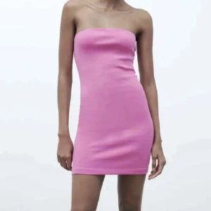 Rosa axelbandslös klänning från Zara - Rosa axelbandslös klänning, med en tight och kort passform. Storlek S, och i ett stretchigt material!