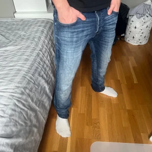 Jack and Jones jeans  - Sköna jeans som passar varje outfit skick 9/10 och pris kan diskuteras!