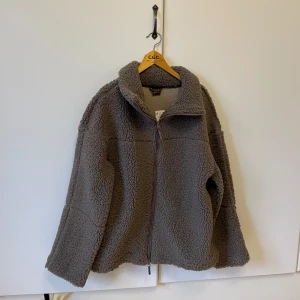 Teddy jacka Gina Tricot  - Populär och helt slutsåld teddyjacka/ fleecejacka från Gina tricot. Helt oanvänd med prislapp kvar. 