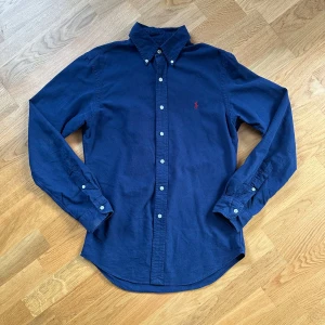 Ralph Lauren skjorta - Säljer en stilren marinblå Ralph Lauren skjorta i bra skick. Skjortan är i storlek S. Skriv gärna för frågor. Pris kan eventuellt diskuteras.