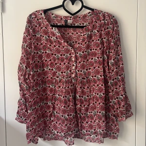 Jättesöt blus - Mörkröd blus med gulligt mönster. Använd endast fåtal gånger och är i jätteskönt material!