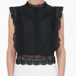 Svart spetsblus från Only med prislapp kvar  - Elegant svart spetsblus med hög hals och detaljerade spetskanter från Only. Prislapp kvar vilket innebär aldrig använd. Nypris är 449kr och mitt pris är 249 och priset är fast på grund av att den är som ny🥰