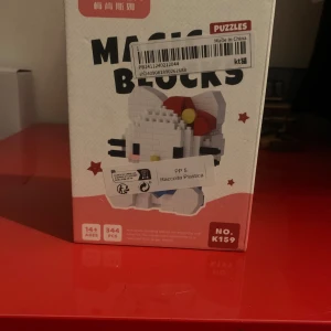 Magic Blocks byggsats - Byggsats med små byggklossar i färgerna vit, blå och röd. Innehåller instruktioner för att bygga olika figurer. Perfekt för den som gillar att bygga och skapa med klossar. Hello kitty blocks 344 delar för 14+ ålder