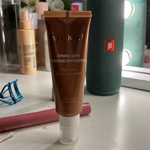 Bronze Glow Priming Moisturizer - Säljer en Bronze Glow Priming Moisturizer från HICKAP. Bara testad! Säljer pga att jag inte gillade den