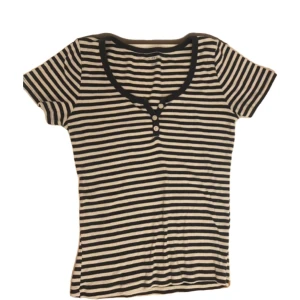 Brandy topp - Topp från brandy Melville köpt för 200kr förra året så är i bra skick. Det är only size men skulle säga S-M ganska stretching💕