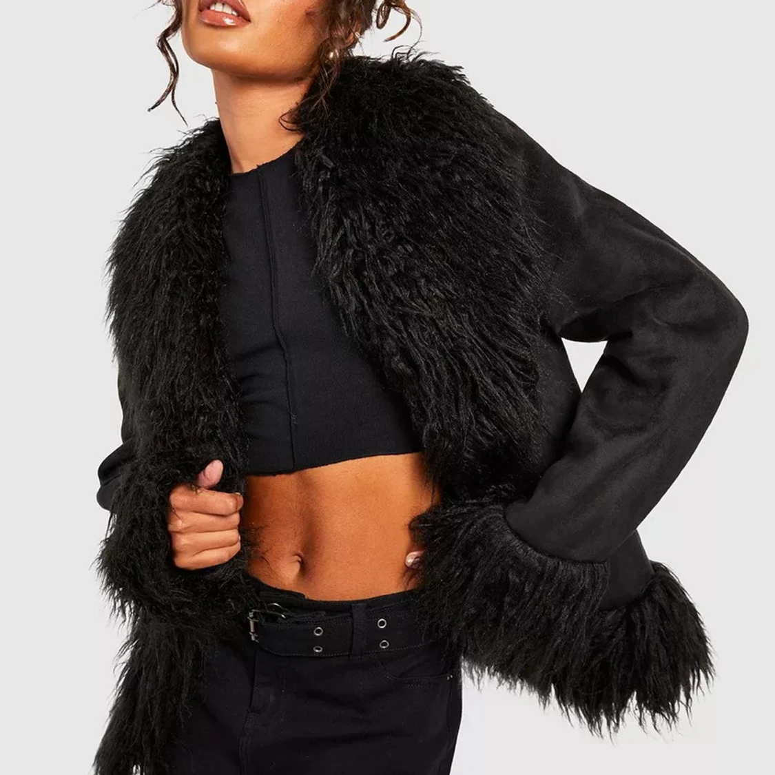 Svart jacka med fuskpälsdetaljer - 3