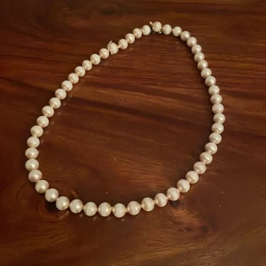 pärlhalsband -  pärlhalsband med vita pärlor. Lite trasig men fixade som ni ser på bild 2