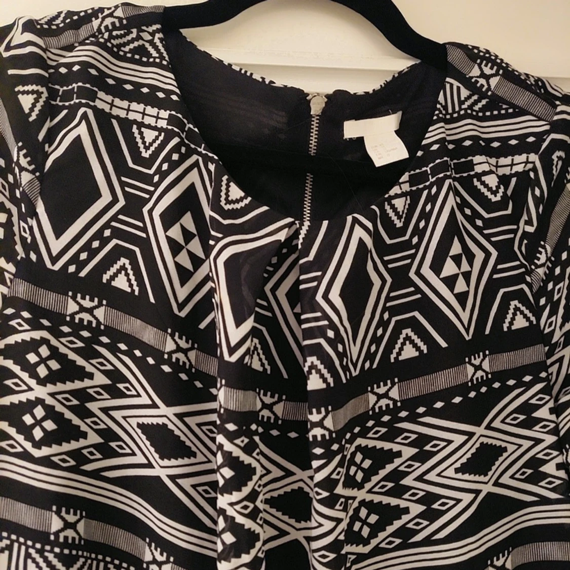 Svartvit mönstrad klänning - 3